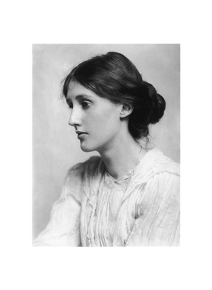 Virginia Woolf fue una de las autoras más influyentes del siglo XX y una figura clave del modernismo literario. Sus novelas no se centran tanto en lo que ocurre, sino más bien en cómo se vive. Con una prosa elegante y envolvente, Woolf explora el paso del tiempo y la complejidad de la vida interior a través de escenas cotidianas que se convierten en experiencias intensas y reveladoras. Ideal para lectores que disfrutan de historias introspectivas, sensibles y diferentes, y para quienes buscan clásicos que invitan a leer sin prisa y a mirar hacia dentro.