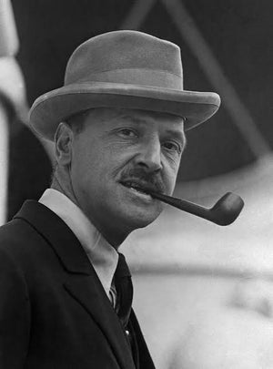 **W. Somerset Maugham** fue uno de los grandes narradores del siglo XX y un maestro contando historias sobre las pasiones, las contradicciones y las decisiones que cambian una vida. Sus novelas combinan elegancia, ironía y una mirada muy lúcida sobre la naturaleza humana.  Autor de obras como *El filo de la navaja* o *Servidumbre humana*, Maugham crea personajes complejos y cercanos, enfrentados al amor, la ambición, la libertad o la búsqueda de un propósito. Su estilo es claro, ágil y muy fácil de leer, haciendo que incluso las reflexiones más profundas resulten accesibles.  Ideal para quienes buscan clásicos inteligentes, llenos de emoción y con historias que siguen conectando con el lector generación tras generación.